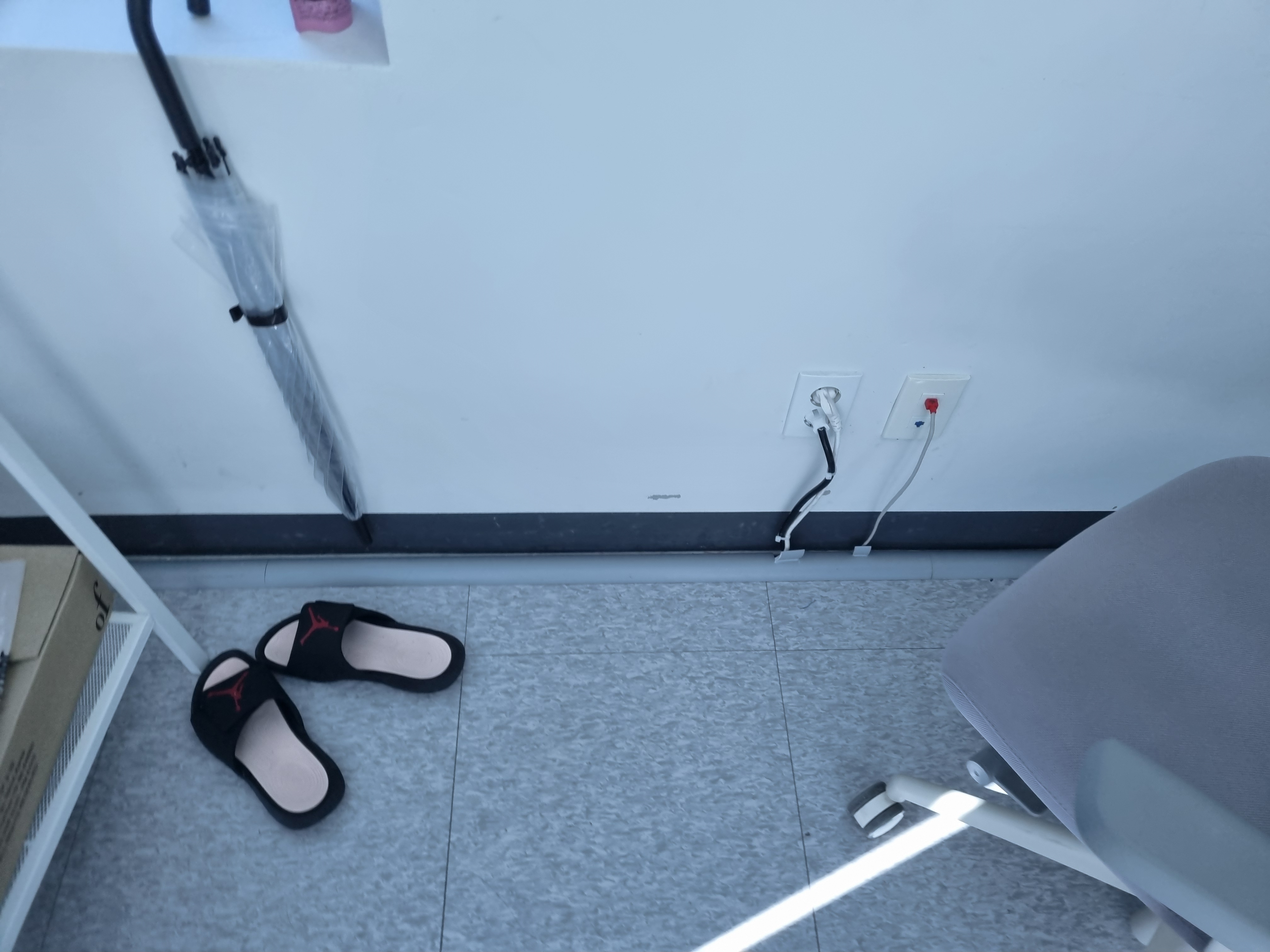 몰딩작업이랑 네트워크까지 깔끔하게 정리됐어요